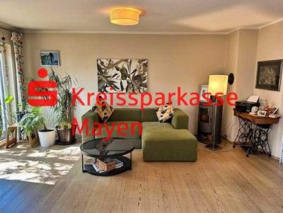 Wunderschönes Einfamilienhaus (DHH) mit Garten und Carport