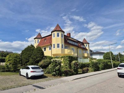 Wohnen wie im Schloss! Großzügige, stilvolle 2-Zimmer-Wohnung mit Balkon in Toplage, teilmöbliert, Tiefgarage und Freiparkplatz!