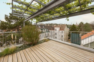 Familiendomizil: Penthouse mit Ateliercharakter, großen Terrassen und Grünblick