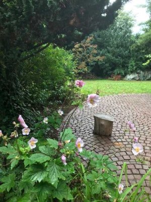 FÜR KINDER EIN PARADIES-Haus auf 930 qm Grundstück und Bauplatz mit 689 qm.
