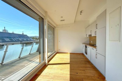 Hell und sonnig: 2 Zimmer DG-Wohnung mit Terrasse und Garagenplatz