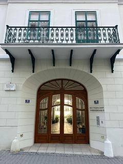 Provisionsfreie charmante Maisonettewohnung im historischen Metternichhof in Baden – mit Lift, Galerie &amp; Innenhofblick