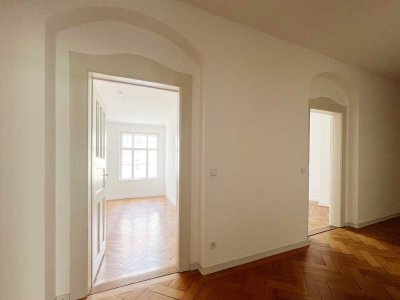 klassische 3 Zimmer-Altbauwohnung mit Balkon und historischem Fischgrätparkett - bezugsfrei