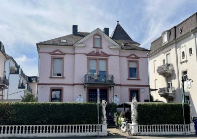 Mehrfamilienhaus La Perla, Hauptgebäude und Hinterhaus mit Gastronomie und 5 Wohneinheiten