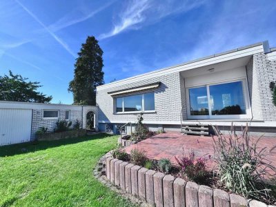 Freistehender Bungalow mit Weitblick, Aufstockungsmöglichkeit und Baugrundstück