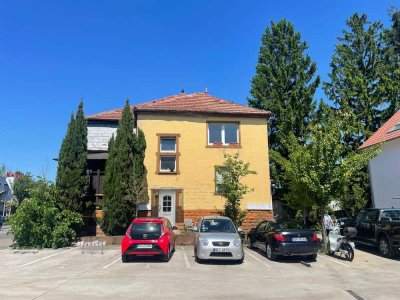 Freistehendes Zweifamilienhaus mit Garten und Ausbaureserven in zentraler Lage von Landau