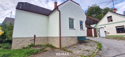 Kleines, sanierungsbedürftiges Miethaus in ruhiger Lage mit vielseitig nutzbarem Nebengebäude