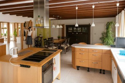 Geräumiges Zweifamilienhaus in malerischer Hanglage mit separater Einliegerwohnung.