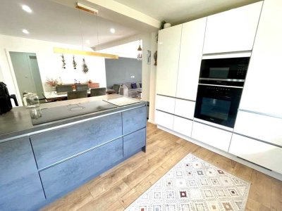 °ich werde komplett frei°
gepflegtes 2 Familienhaus m. Doppelgarage, 4 Stellpl. u. schönem Garten