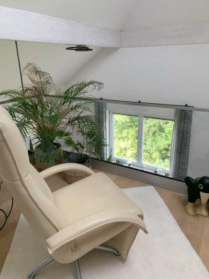 neuwertige 2,5-Raum-Penthouse-Wohnung mit lux. Innenausstattung mit Balkon