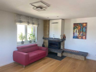 Stilvolle, helle und ruhige Wohnung im Obergeschoss mit Kamin und herrlichem Ausblick