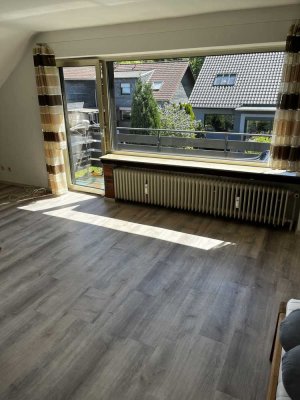 Stilvolle, gepflegte 1-Zimmer-Dachgeschosswohnung mit Balkon in Hürth-Alstädten-Burbach