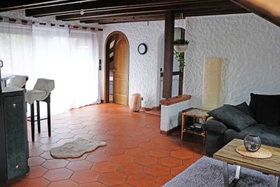 Wunderschöne 2 Zimmer Dachgeschoss-Studiowohnung mit Dachterasse