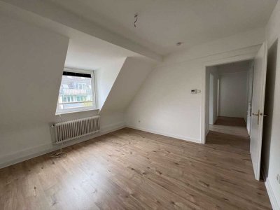 MODERNE DACHGESCHOSSWOHNUNG IN RUHIGER LAGE MIT TAGESLICHTBAD - JETZT SCHNELL SEIN +PROVISIONSFREI+