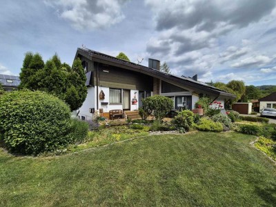 TOP LAGE*Idyllisch eingebettetes Einfamilienhaus mit ELW in ruhiger Wohnlage*