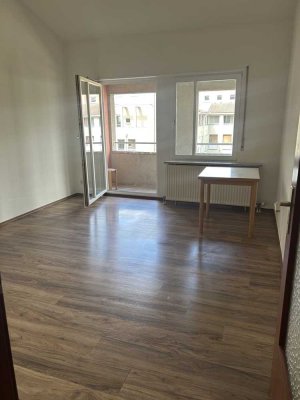 Helle 2-Zimmer-Wohnung mit Balkon & Keller im Zentrum der Waldstadt – WG-geeignet – ab sofort