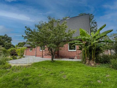 Grünes Wohnglück: Freistehendes Einfamilienhaus mit Traumgarten am Waldrand