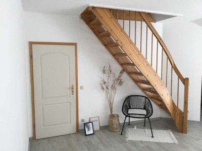 Helle Maisonette-Wohnung mit drei Zimmern, Balkon u. Garten Nähe Bahnhof