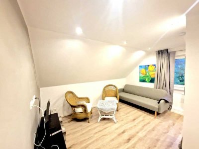 Sehr schöne lichtdurchflutete voll  möbilierte  Dachgeschoßwohnung