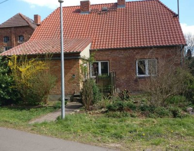 Rotes Ziegelhaus im Grünen