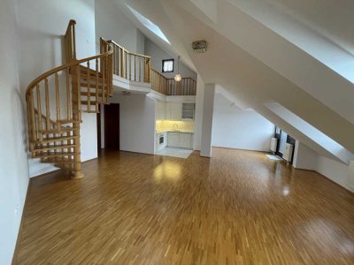 Sanierte 1,5-Zimmer-Maisonette-Wohnung mit Balkon und Einbauküche in München