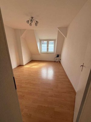 Wohnen über den Dächern: Charmante 3-Zimmer-DG-Wohnung mit Balkon