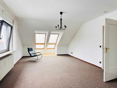 Helles WG-Zimmer im DG an ruhige Studentin ab 01.10.2025 zu vermieten