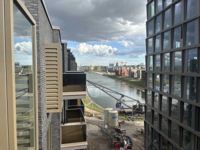 Traumaussicht: Erstbezug mit Balkon und hochwertiger EBK: morderne 3-Zimmer-Penthouse-Wohnung