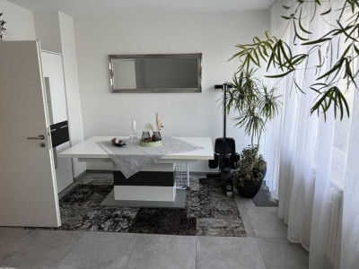 Modernisierte 3 Zimmer Eigentumswohnung in Frankenforst mit fast neuer
Einbauküche, Balkon und Kfz.