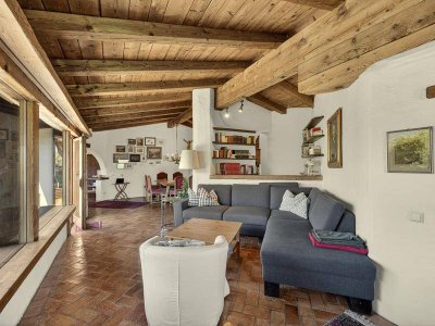 Kranebitter Stil Villa auf weitläufigem sonnigem Grundstück