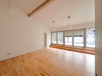 !!! Frisch renoviertes Penthouse mit riesiger Dachterrasse im Zentrum !!!