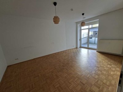Geräumiger Altbau mit hohen Decken & großer Terrasse in zentraler Lage