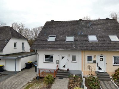 großzügige Doppelhaushälfte mit Garage in ruhiger Ortsrandlage