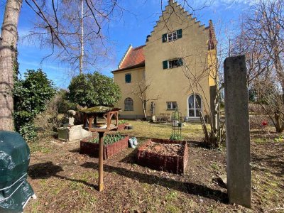 Märchenhaftes Wohnen im Neunerschlössl in Planegg, 3-Zimmer-Galeriewohnung, Kamin, herrlicher Blick
