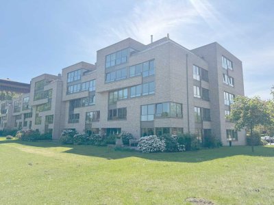 Großzügige Vier-Zimmer-Wohnung mit Küche, Stellplatz und Loggia am Stadtwerder