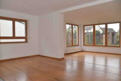 Aufmunterndes Haus mit Stellplätzen in Bonn-Ramersdorf