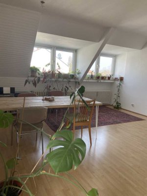 Helle 2-Zimmer Dachgeschosswohnung mit Balkon in Köln-Nippes