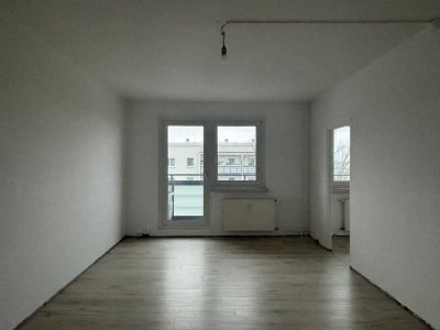 Saniertes Single-Apartment im Dachgeschoss - mit Aufzug, Balkon und Wannenbad!