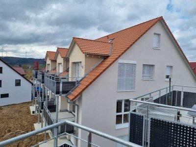 Zweitbezug mit Balkon und Einbauküche: Stilvolle 2-Zimmer-DG-Wohnung mit geh. Innenausstattung