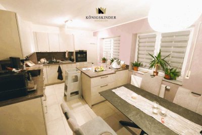 Doppelhaushälfte mit neuer Einbauküche, Carport für zwei Fahrzeuge und Stellplatz für PKW am Haus