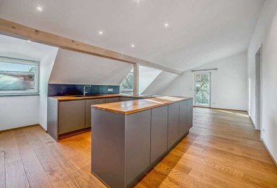 Neuwertige 3-Zimmer-Dachgeschosswohnung mit Balkon und Einbauküche in München-Waldtrudering