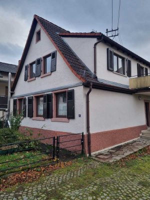 Einfamilienhaus mit Scheunen in Karlsruhe-Grötzingen