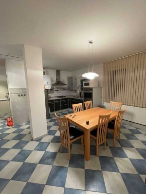 Helle 2,5-Raum-Wohnung mit EBK und Balkon in Marienfelde