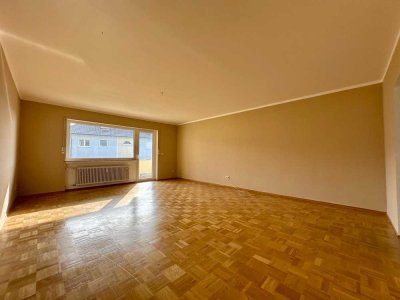 Große 4-Zimmer Wohnung mit Balkon, Einbauküche und Essnische
