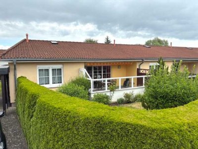Gepflegtes, altersgerechtes Reihenendhaus im Bungalowstil mit Südterrasse und Carport