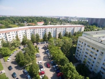 3-Raum-Wohnung mit Balkon und ebenerdiger Dusche.