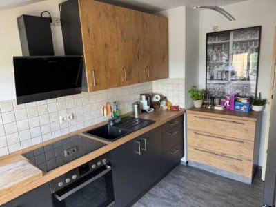 Ansprechende und vollst. renov. 2-Zi.-Whg. mit Einbauküche in gehob. Ausstattung mit Balkon in DL