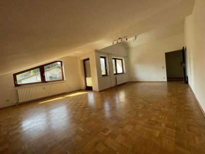 Viele Gestaltungsmöglichkeiten - 92qm Dachgeschosswhg mit Balkon und Einbauküche