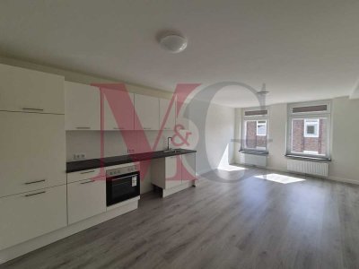 Moderne Dachgeschosswohnung mit Wanne und Einbauküche