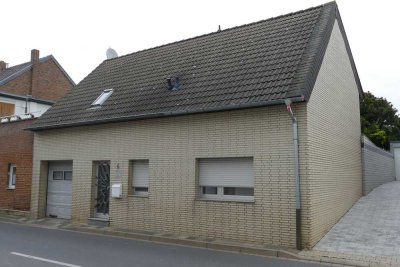 Solides Familienhaus mit großem Garten, Sommerküche und Gartenhaus
